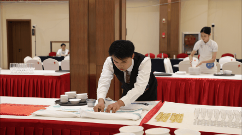 职业院校技能大赛中职组酒店服务赛项圆满收官AG真人热烈祝贺2025年“中银杯”湖北省(图3)