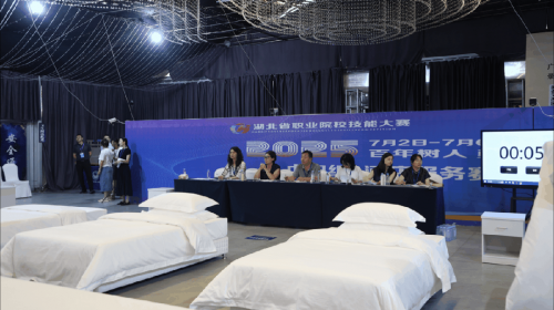 职业院校技能大赛中职组酒店服务赛项圆满收官AG真人热烈祝贺2025年“中银杯”湖北省(图4)